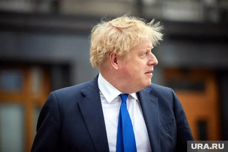 Борис Джонсон назвал Макрона подхалимом