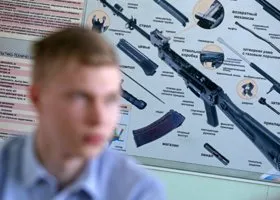 Депутат Госдумы предложил возить школьников в воинские части и учить стрелять