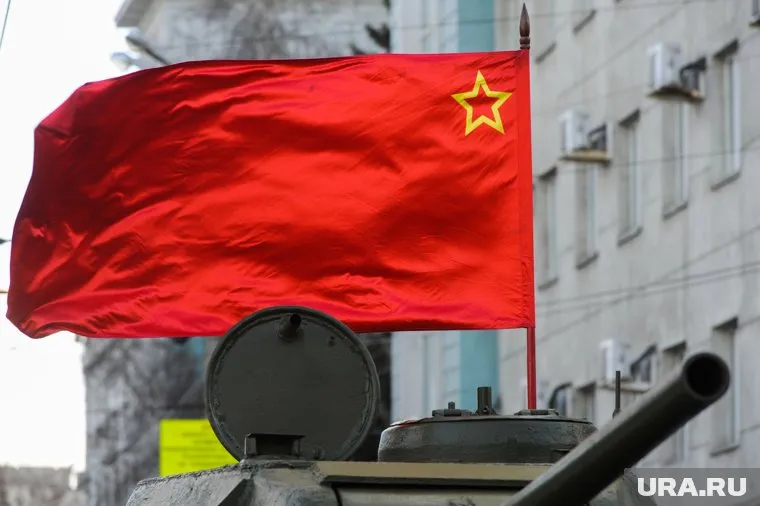 Вандалы сорвали знамя Победы с многоквартирного дома