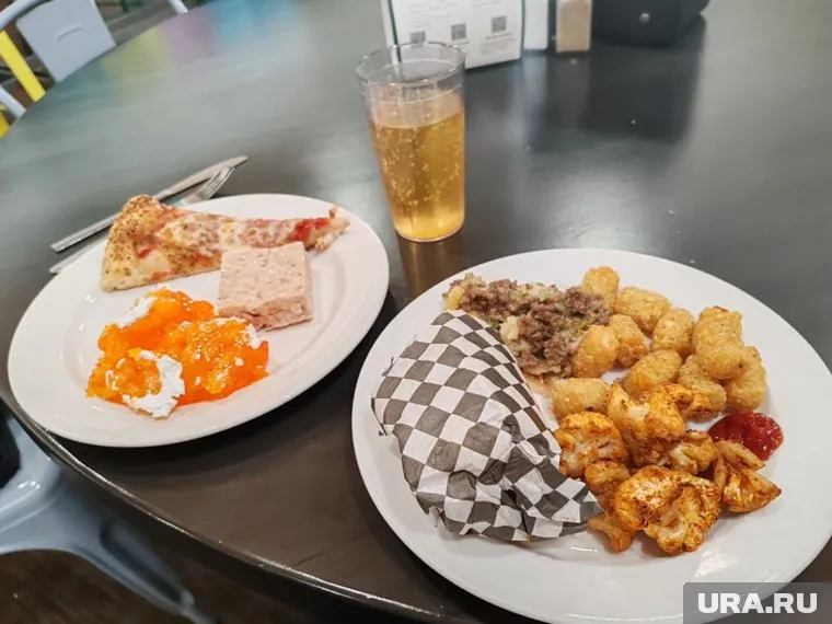 Журналистам из России давали пиццу, буррито и нарезку