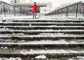 В Екатеринбурге застряли самолеты из-за снегопада, а цены на такси взлетели