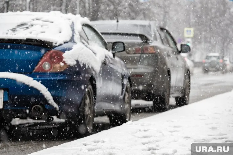 В Петербурге ввели штрафы за парковку у мусорных контейнеров