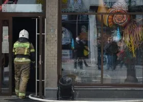 Школьница в Екатеринбурге спасалась от огня на карнизе 17 этажа