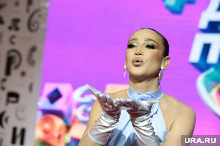 Певица Бузова поцеловала Даву на съемках шоу «Сокровища императора»