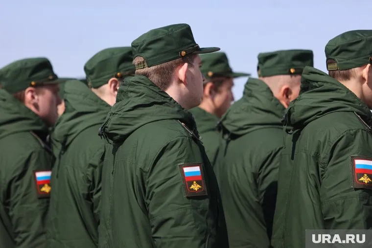 На границу с Украиной отправят тех призывников, кто этого захочет, отметил Андрей Гурулев