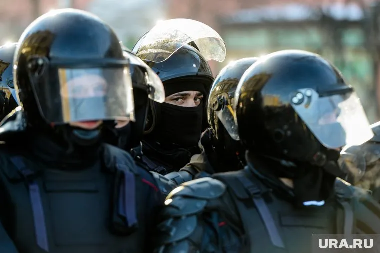 У здания суда работала полиция