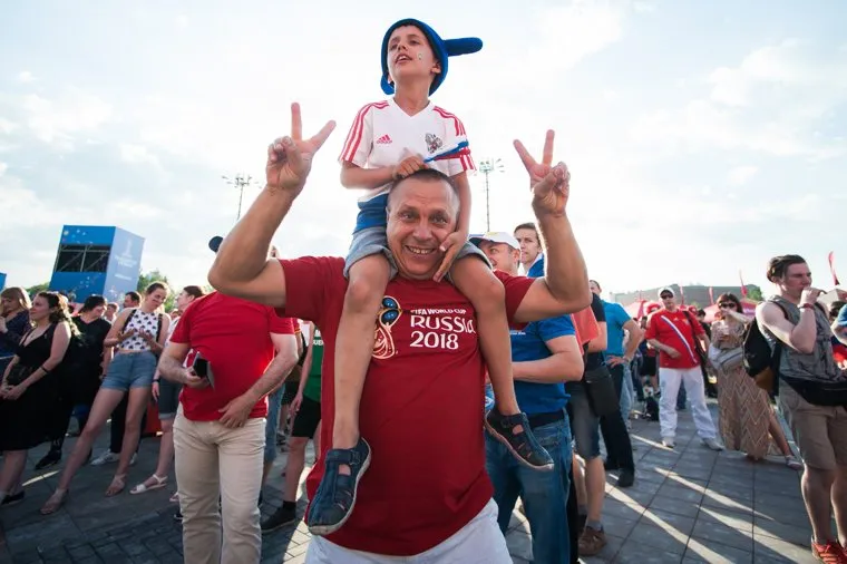 Фан-зона ЦПКиО. Трансляция матча чемпионата мира по футболу между сборной России и сборной Уругвая (необработанные). Екатеринбург