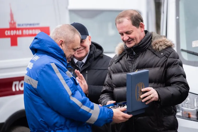 Торжественная церемония передачи машин скорой медицинской помощи на  Площади 1905 года. Екатеринбург
