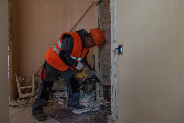 Начало сноса дома на улице Карла Либкнехта, 40. Екатеринбург