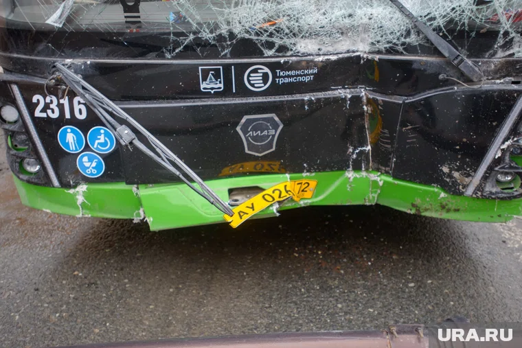 При столкновении автобуса с грузовиком погибли два человека (архивное фото) 