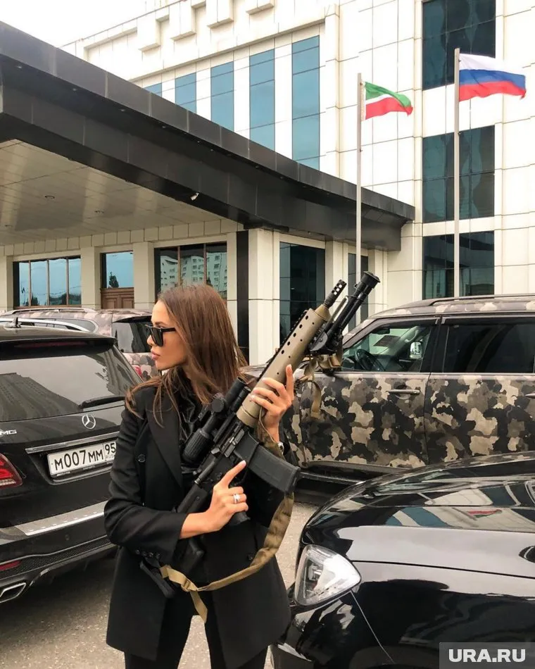 Модель уже заметили на улицах Грозного с автоматом