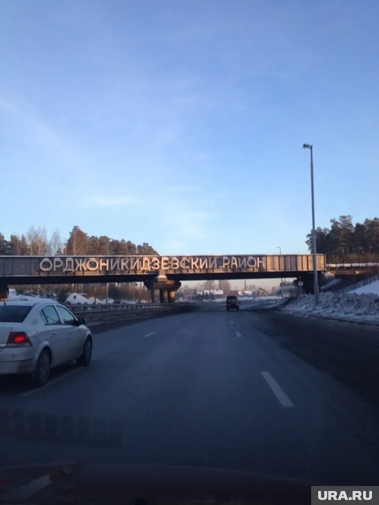 О самоубийце на мосту сообщили в полицию автомобилисты