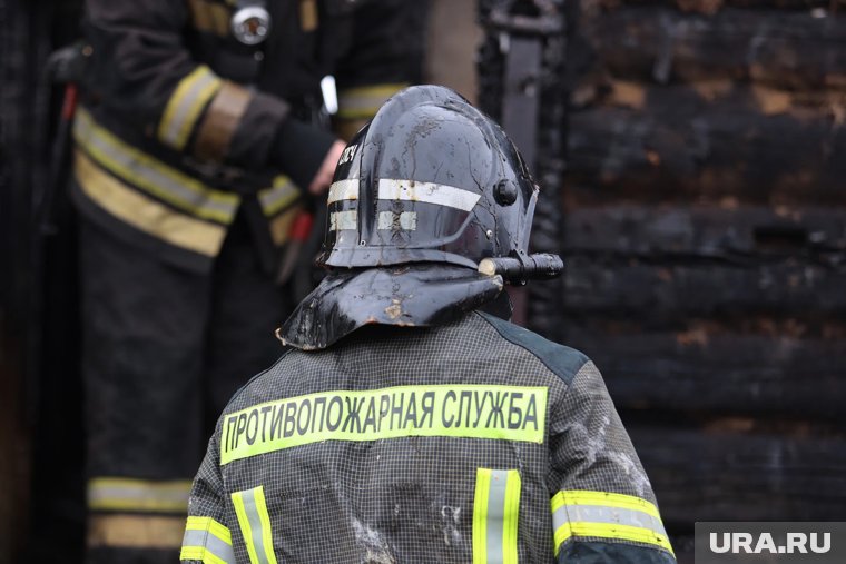 Курганские спасатели потушили дом, из которого успели выбежать жильцы