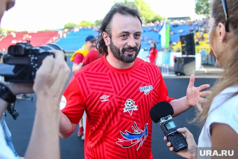 Авербух осмотрел теплоход и встал на стул на палубе корабля