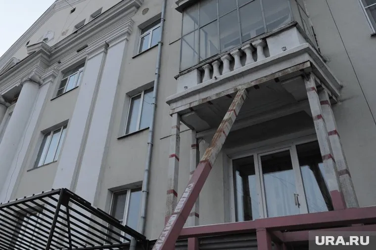 В Нижневартовске балкон подперли трубой, чтобы он не обвалился (фото из архива)