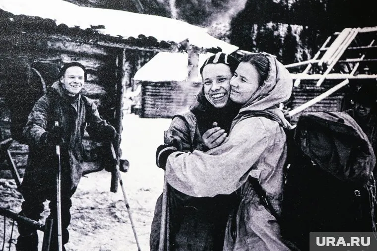 Юрий Юдин (справа), единственный живой участник групп, прощается с Людмилой Дубининой и Игорем Дятловым (слева)