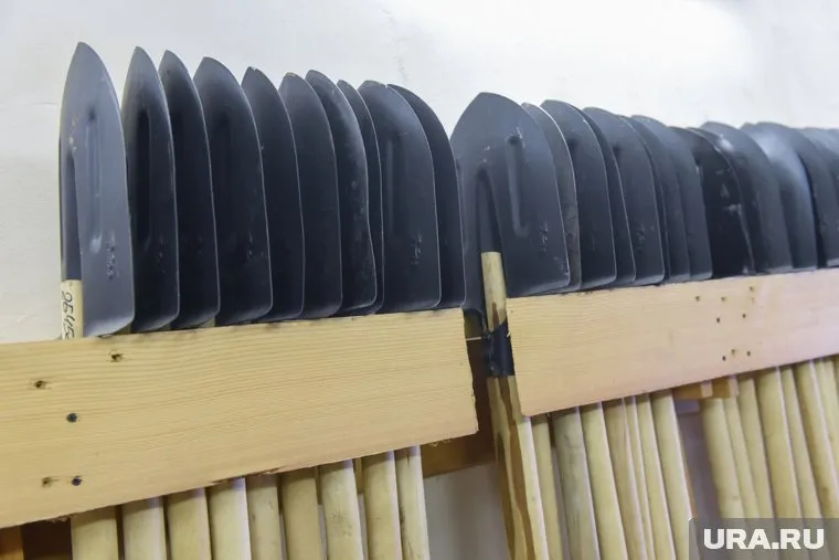 Цены на лопаты в офлайн-магазинах начинаются от 310 рублей