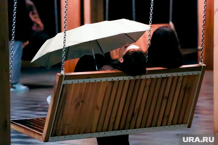 Рядом с ЦУМом поставили качели, скамейки и новую автобусную остановку