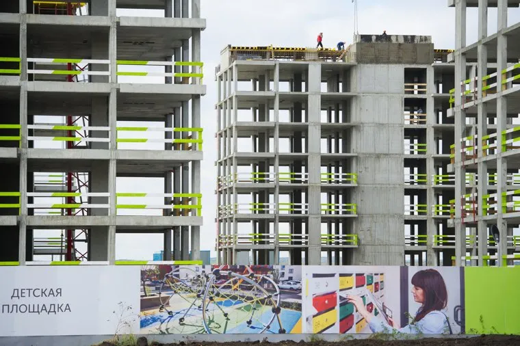 Сдача первого дома микрорайона "Солнечный". Екатеринбург, детская площадка, новостройка, строительство