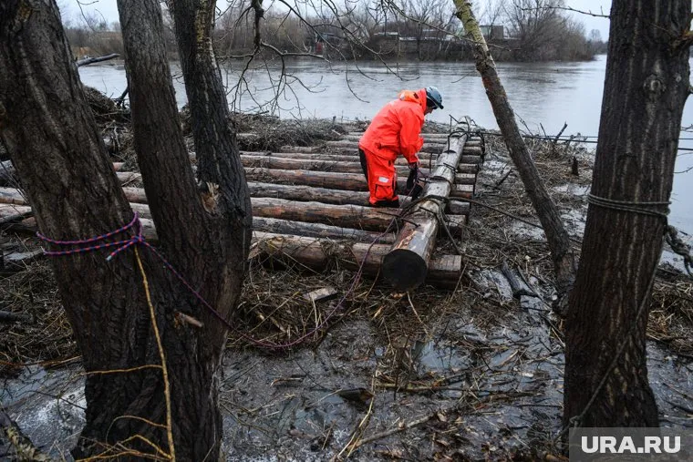 Курганские спасатели борются с последствиями разрушительного паводка