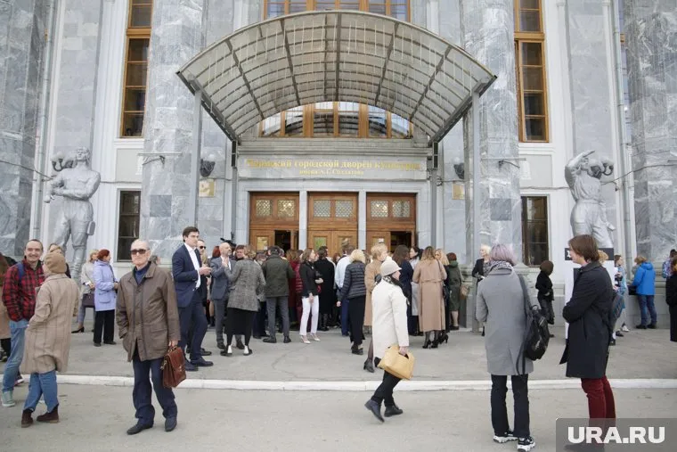 В ДК Солдатова решили помыть окна перед Дягилевским фестивалем