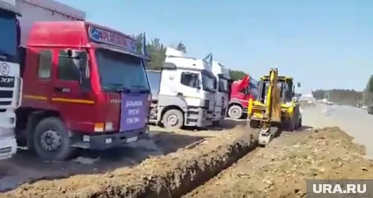 Трактор перекопал единственный въезд-выезд на площадку протестующих