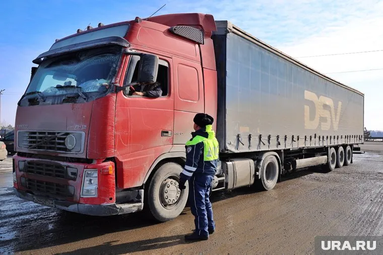 Водитель фуры не заметил тепловоз из-за забора (архивное фото)