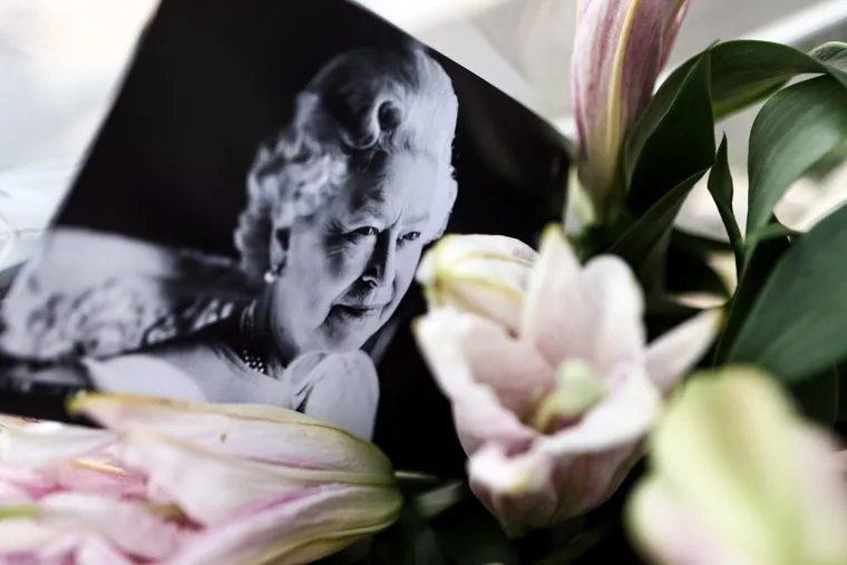 Мемориал в честь Елизаветы II у посольства Великобритании в Москве. Москва