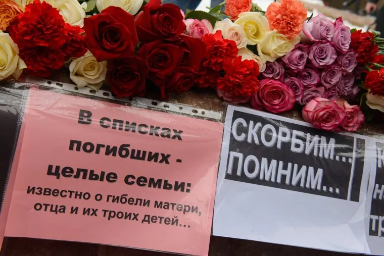 Акция памяти погибших при пожаре в Кемерове в ТЦ "Зимняя вишня". Екатеринбург, акция памяти, розы, помним, цветы, скорбим