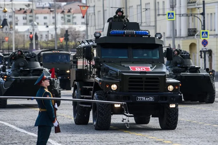 Военный парад в честь Дня Победы на площади 1905 года. Екатеринбург 