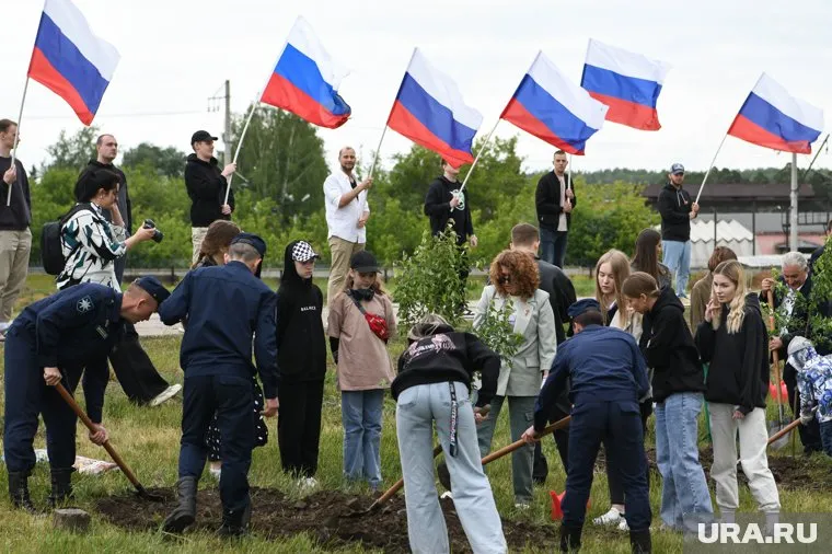 Военные и чиновники посадили 15 саженцев яблони в Екатеринбурге