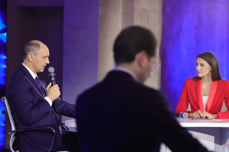 Губернатор Паслер в прямом эфире отвечает на вопросы свердловчан: онлайн-трансляция