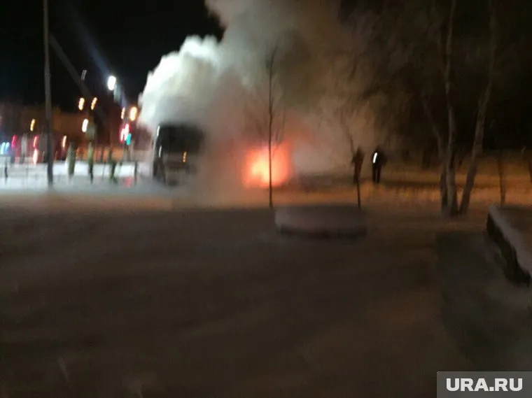 По предварительным данным, легковушка загорелась