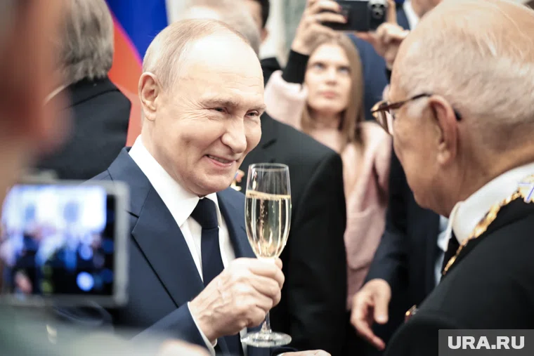 Владимир Путин родился 7 октября 1952 года в Ленинграде