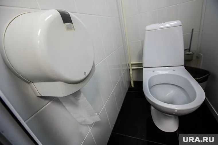 Мужчина чуть не погиб, порезавшись об обломки унитаза