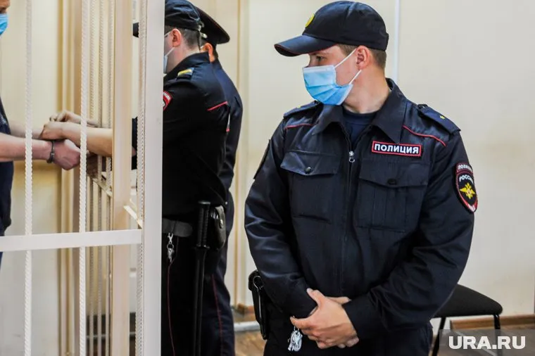 Челябинец избил полицейского и уничтожил материалы дела