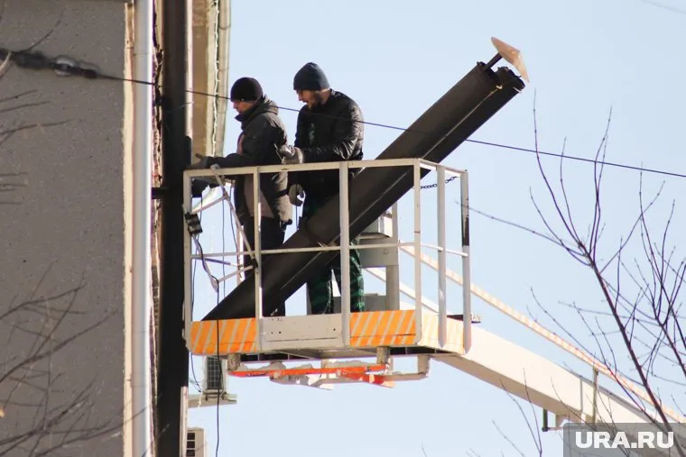 С утепленных домов  в Ноябрьске слетела обшивка