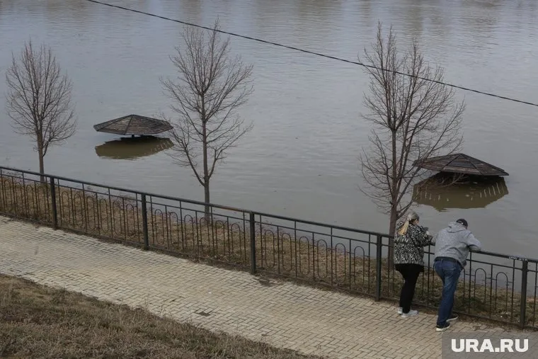 ровень воды в реке Ишим возле тюменского села Абатское достиг 1213 сантиметров