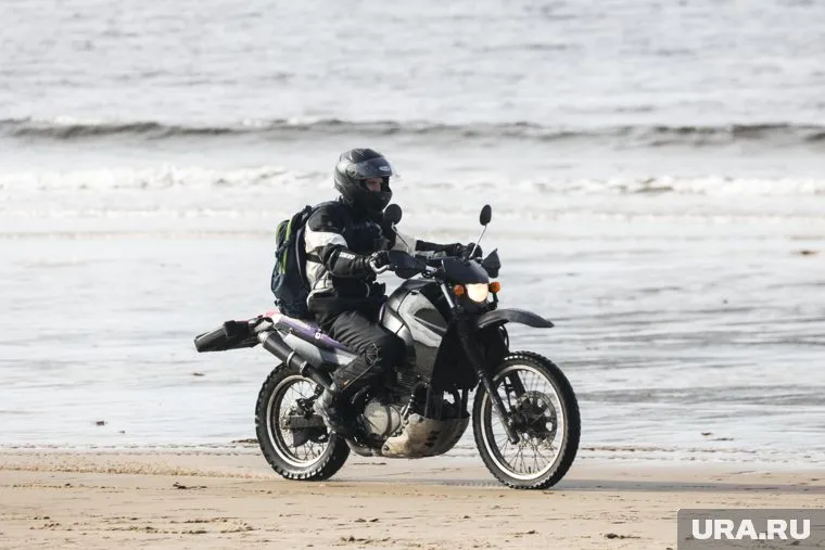 Мотоциклист не успел вовремя затормозить, сообщил Shot