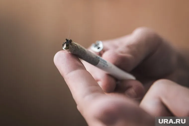 Курилку в Санкт-Петербургском аэропорту Пулково закрывают на ремонт, сообщает Mash