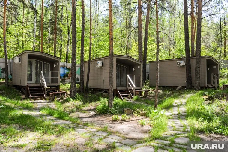 Сухая растительность горела на двух базах отдыха