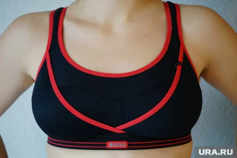 Девушка разделась до пояса