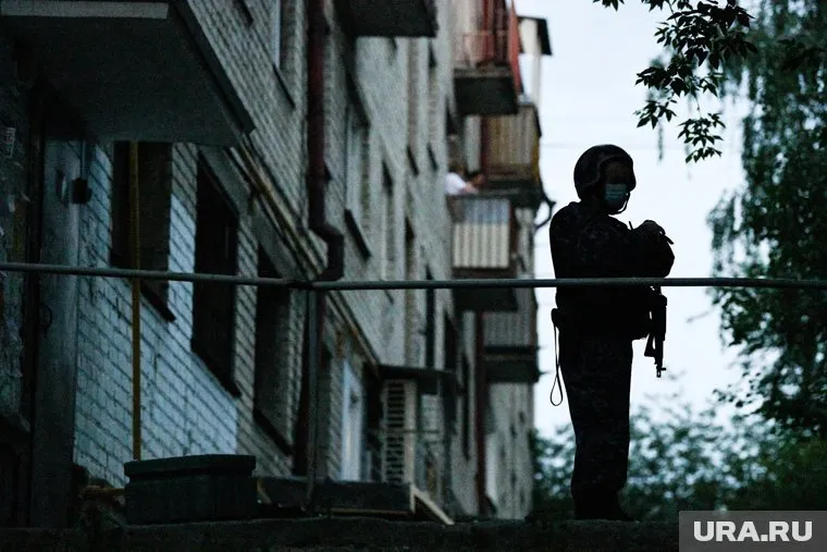 Неизвестный стреляет из окна по людям и машинам