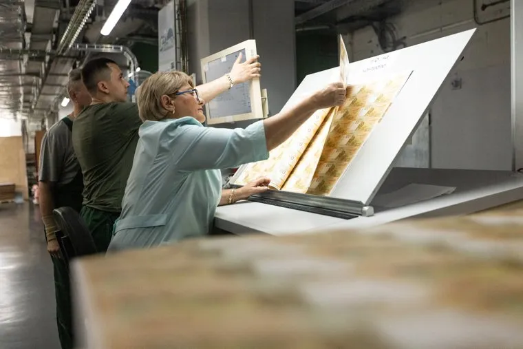 Печать сторублевой купюры на фабрике "Гознак" в Москве. Москва