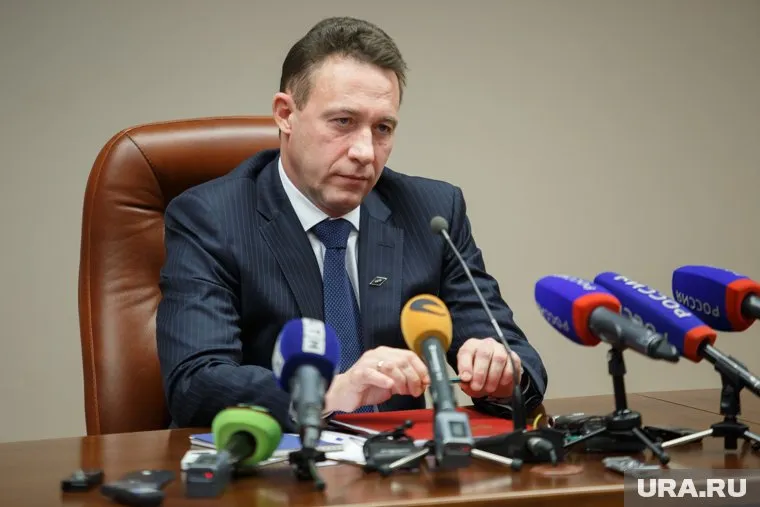 Изменилась ли информационная политика полпредства, поймем совсем скоро. Например, по числу микрофонов на пресс-конференции Игоря Холманских