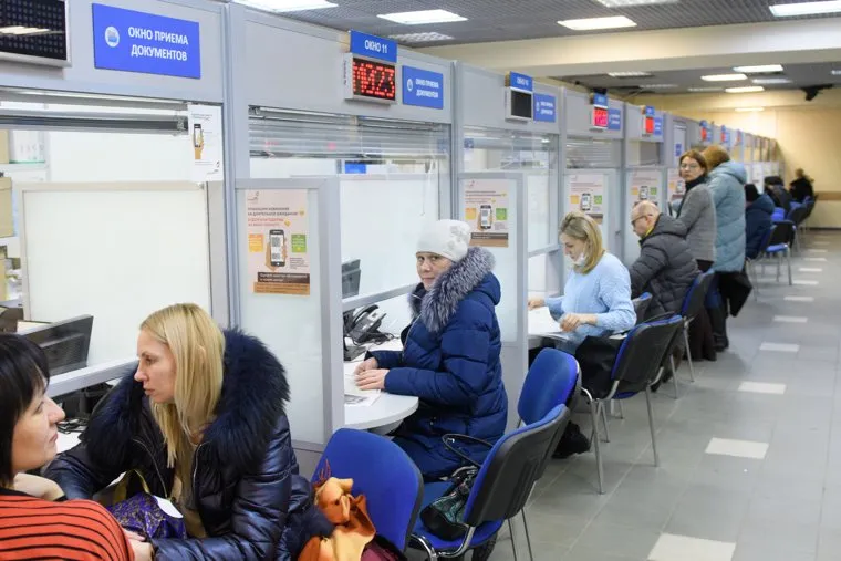 Родители подают документы в МФЦ на поступление детей в первый класс. Екатеринбург