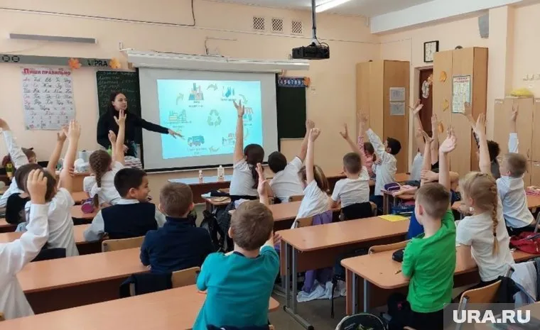 Из четырех тысяч юных участников около половины являются школьниками