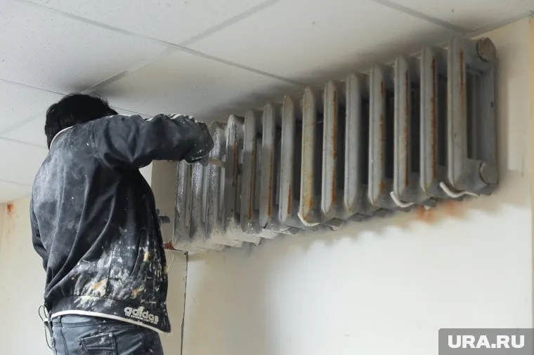 По данным СМИ, перед прорывом батарею чинил слесарь из УК