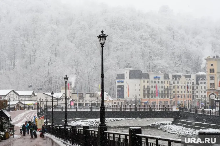 В районе горнолыжного курорта "Роза Хутор" из-за сильных снегопадов и ветра сошла лавина
