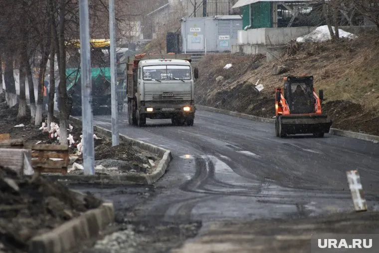 Участок асфальта, который убрали рабочие, продержался полдня (архивное фото)